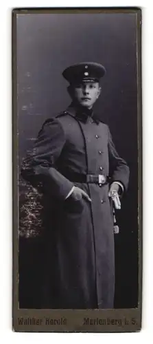 Fotografie Walther Herold, Marienberg i. S., Junger Soldat im Mantel mit Portepee und Schirmmütze