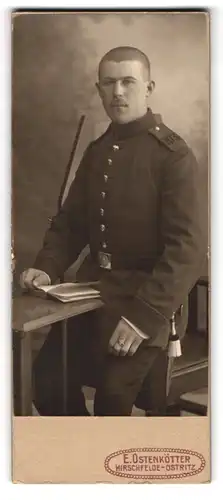 Fotografie E. Ostenkötter, Hirschfelde, Bahnhofstrasse, Junger Soldat des IR 103 in Uniform mit Bajonett und Portepee