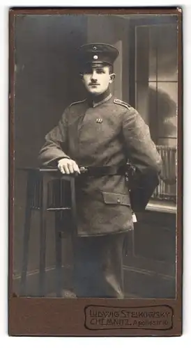 Fotografie Ludwig Steikowsky, Chemnitz, Apollostrasse 10, Junger Uffz. in Feldgrau mit Orden und Bajonett