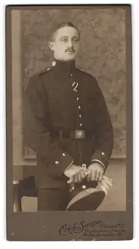 Fotografie Erich Saupe, Pirna a. E., Grohmannstrasse Ecke Jacobäerstrasse, Verheirateter Soldat in Uniform mit Orden