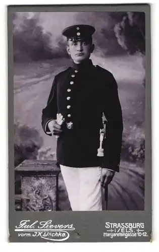 Fotografie Jul. Sievers, Strassburg i. Els., Margaretengasse 10-12, Junger Soldat in Uniform mit Bajonett und Portepee