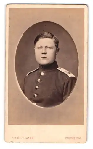 Fotografie H. Kriegmann, Flensburg, Uniformierter Soldat im Portrait, IR 84