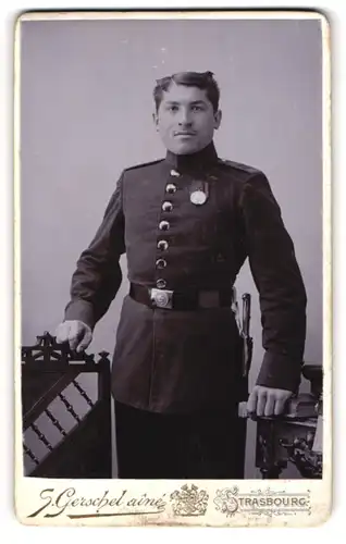 Fotografie S. Gerschel, Strasbourg, Kinderspielgasse 56, Gestandener Soldat m. Orden in Uniform mit Bajonett & Portepee