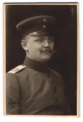 Fotografie Karl F. Wunder, Hannover, Friedrichstrasse, Soldat mit Schirmmütze in Uniform, IR 73