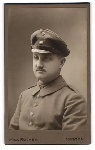 Fotografie Max Rother, Nossen, Waldheimerstrasse 29, Portrait eines Soldat in Uniform, IR 1