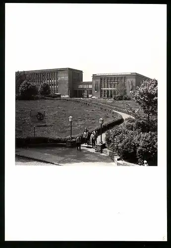 6 Fotografie Ansicht Eisleben, zeigen Blick auf den Marktplatz, Schulklasse vor neuer Schule, Leben im Sozialismus, DDR