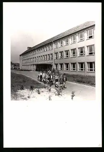 6 Fotografie Ansicht Eisleben, zeigen Blick auf den Marktplatz, Schulklasse vor neuer Schule, Leben im Sozialismus, DDR