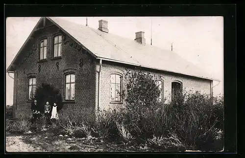 Foto-AK Lindholm, Blick zum Schulhaus, 1912