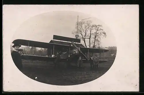 AK Doppeldecker-Flugzeug am Boden mit Soldaten und Zivilisten