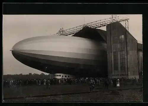 AK Zeppelin Luftschiff verlässt seine Halle