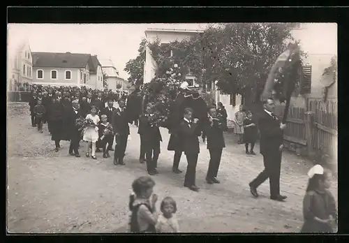 AK Neufelden /Mühlkreis, Begräbnisprozession im Ort