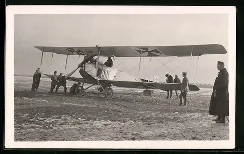 AK Flugzeug der deutschen Luftstreitkräfte auf einem Flugfeld