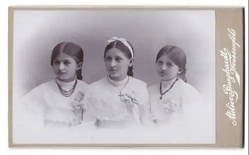Fotografie Burghardt, Weissenfels, drei junge Mädchen in weissen Kleidern mit Halsketten