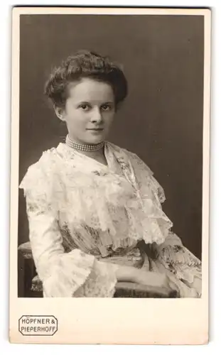 Fotografie Höpfner & Pieperhoff, Halle / Saale, junge Dame im hellen Kleid mit Perlenkette