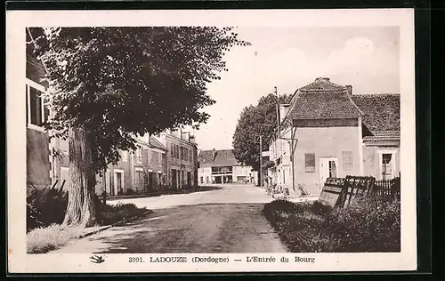 AK Ladouze, L`Entrée du Bourg