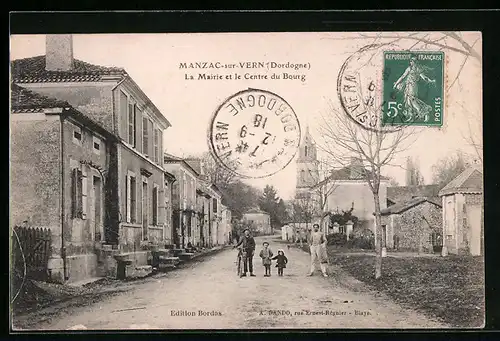 AK Manzac-sur-Vern, La Mairie et le Centre du Bourg