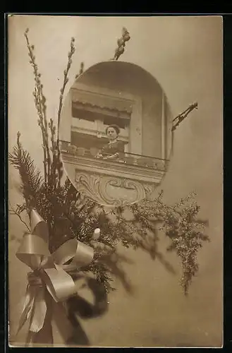 Foto-AK Dame am Balkon, Passepartout, Zweige mit Schleife