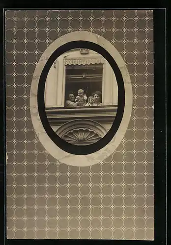 Foto-AK Familie am Fenster, Passepartout