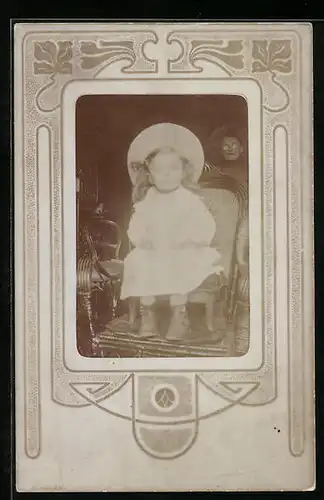 Foto-AK Kleines Mädchen mit Hut, Passepartout