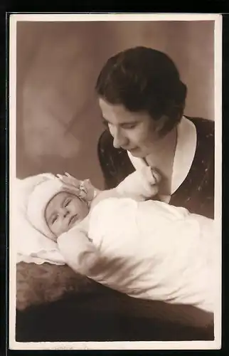Foto-AK Mutter mit ihrem Neugeborenem, Mutterglück