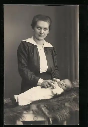 Foto-AK Mutter mit ihrem Neugeborenem, Mutterglück