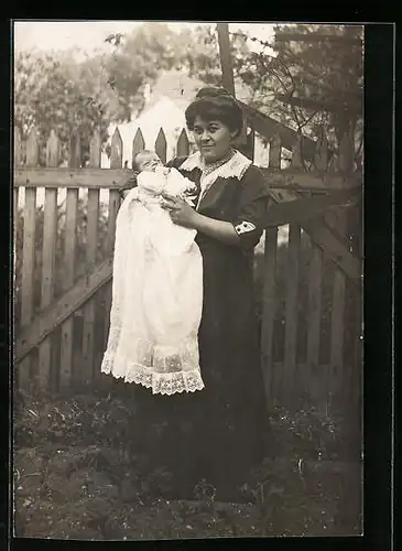 AK Mutterglück, Frau mit Neugeborenem im Garten