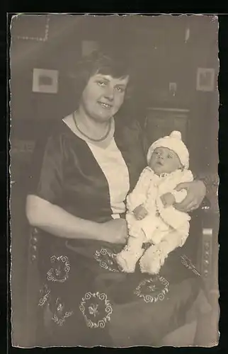 Foto-AK Mutter mit ihrem Neugeborenem auf dem Schoss, Mutterglück