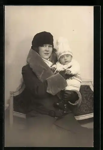 Foto-AK Mutter im Mantel mit ihrem Kind, Mutterglück, Nelly