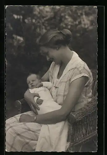 AK Mutter mit ihrem Kind im Arm, Mutterglück