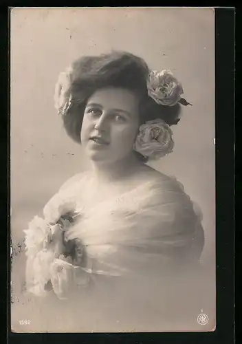 Foto-AK NPG Nr. 1592: Dame im Kleid mit Rosen im Haar