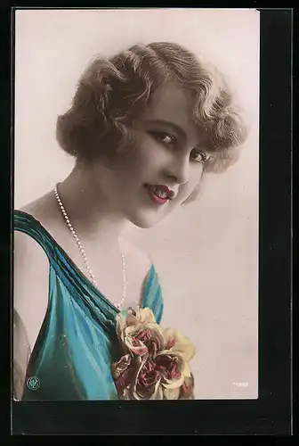 Foto-AK NPG Nr. 7739 /2: Dame im Kleid mit einer Perlenkette