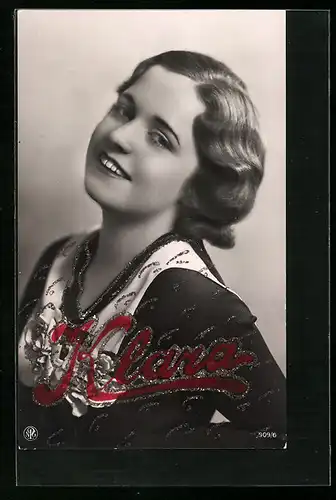 Foto-AK NPG Nr. 909 /6: Lächelnde Dame im Kleid