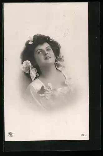 Foto-AK NPG Nr. 1523: Hübsche Dame mit Schleifen im Haar