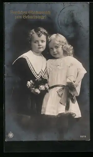 Foto-AK NPG Nr. 2075: Junge und Mädchen mit einem Geschenk und Blumen, Geburtstag