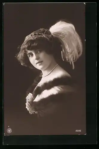 Foto-AK NPG Nr. 2592: Junge Dame mit einem Federhut