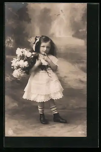 Foto-AK NPG Nr. 3275: Mädchen im Kleid trägt einen Blumenstrauss