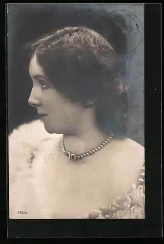 Foto-AK NPG Nr. 426 /10: Dame mit Halskette im Profil