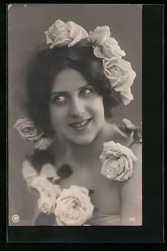 Foto-AK NPG Nr. 1211: Lächelnde Dame mit Rosen