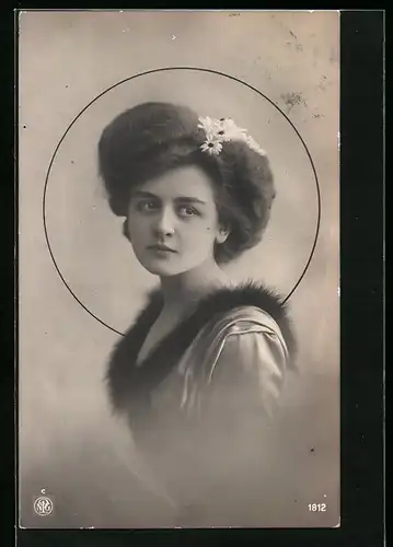 Foto-AK NPG Nr. 1812: Elegante Dame mit Blumen im Haar