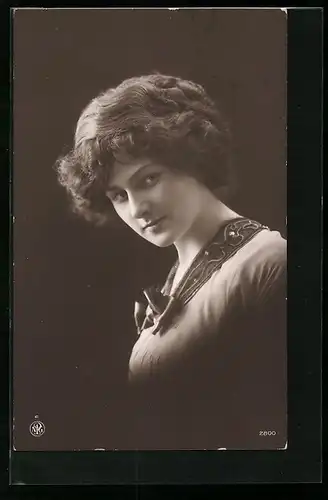 Foto-AK NPG Nr. 2800: Schöne junge Frau im verzierten Kleid