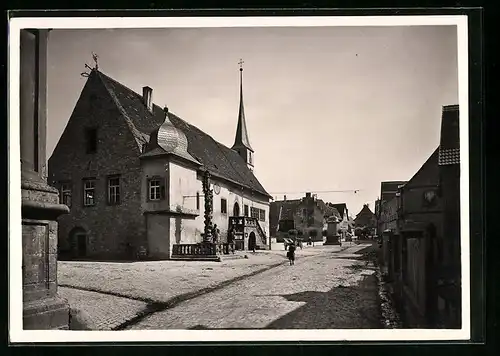 Foto-AK Deutscher Kunstverlag, Nr. 1: Frickenhausen / Main, Rathaus und Mariensäule