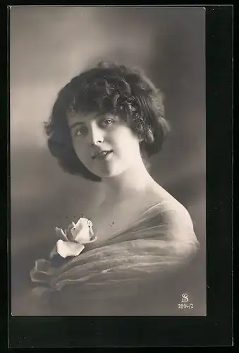 Foto-AK L.J. & F.F. Nr. 2894 /2: Hübsche Dame im Kleid mit einer Rose