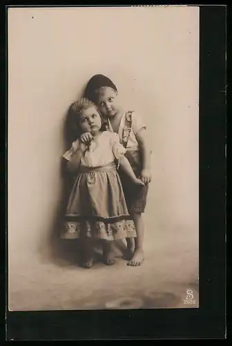Foto-AK L.J. & F.F. Nr. 2628: Bruder und Schwester in liebevoller Pose