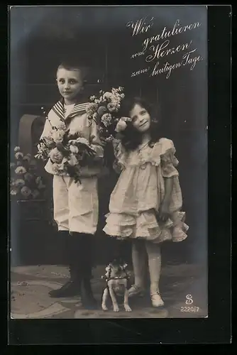 Foto-AK L.J. & F.F. Nr. 2220 /7: Bruder und Schwester posieren mit Blumen und Hund