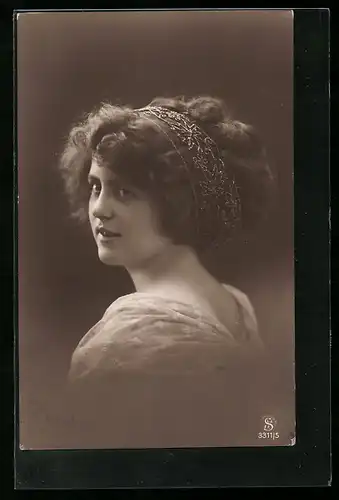 Foto-AK L.J. & F.F. Nr. 3311 /5: Eine Frau mit Haarband