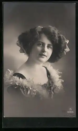 Foto-AK L.J. & F.F. Nr. 3086 /6: Dame im Kleid mit Federn
