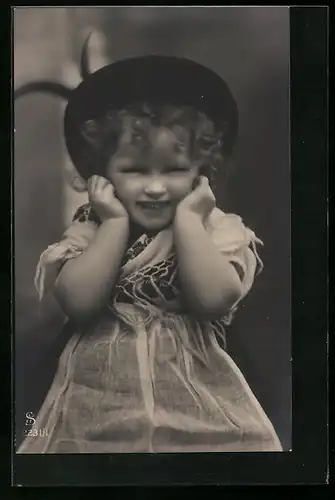 Foto-AK L.J. & F.F. Nr. 2231 /1: Mädchen mit Hut lächelt fröhlich
