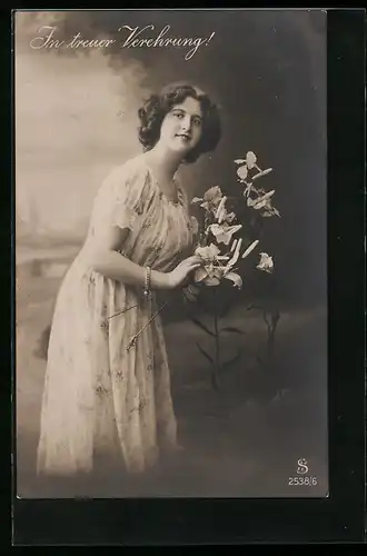 Foto-AK L.J. & F.F. Nr. 2538 /6: Dame posiert mit Blumen