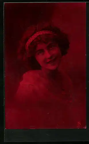 Foto-AK L.J. & F.F. Nr. 3625 /1: Dame mit Haarband lächelt