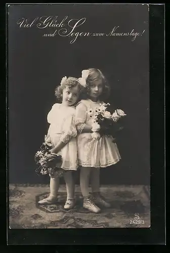 Foto-AK L.J. & F.F. Nr. 2429 /3: Zwei Schwestern in Kleidern mit Blumen